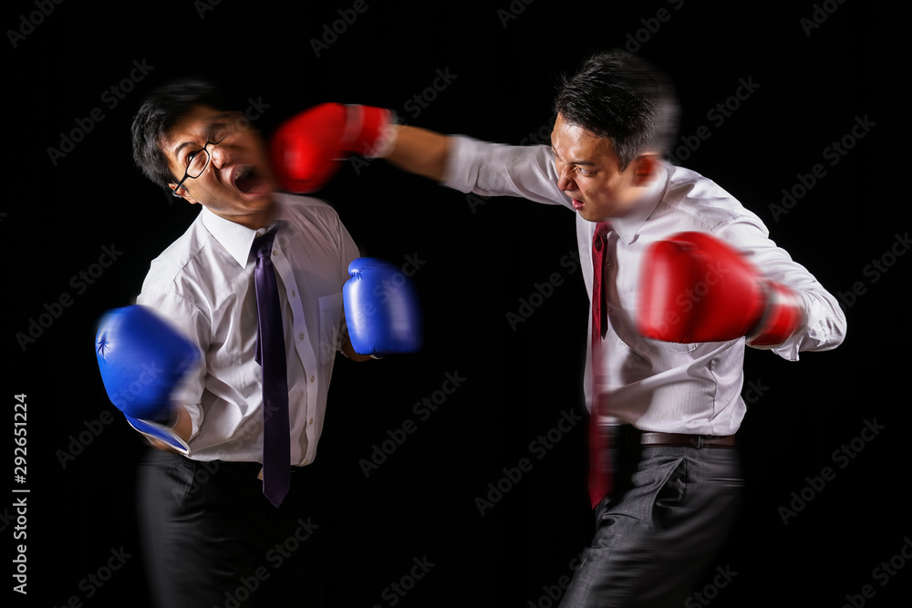 グローブで殴り合うサラリーマン