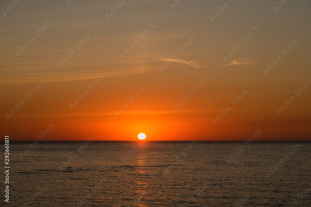 Atardecer anaranjado en el mar, Andalucía, Cádiz Atardecer anaranjado en el mar, Andalucía, Cádiz