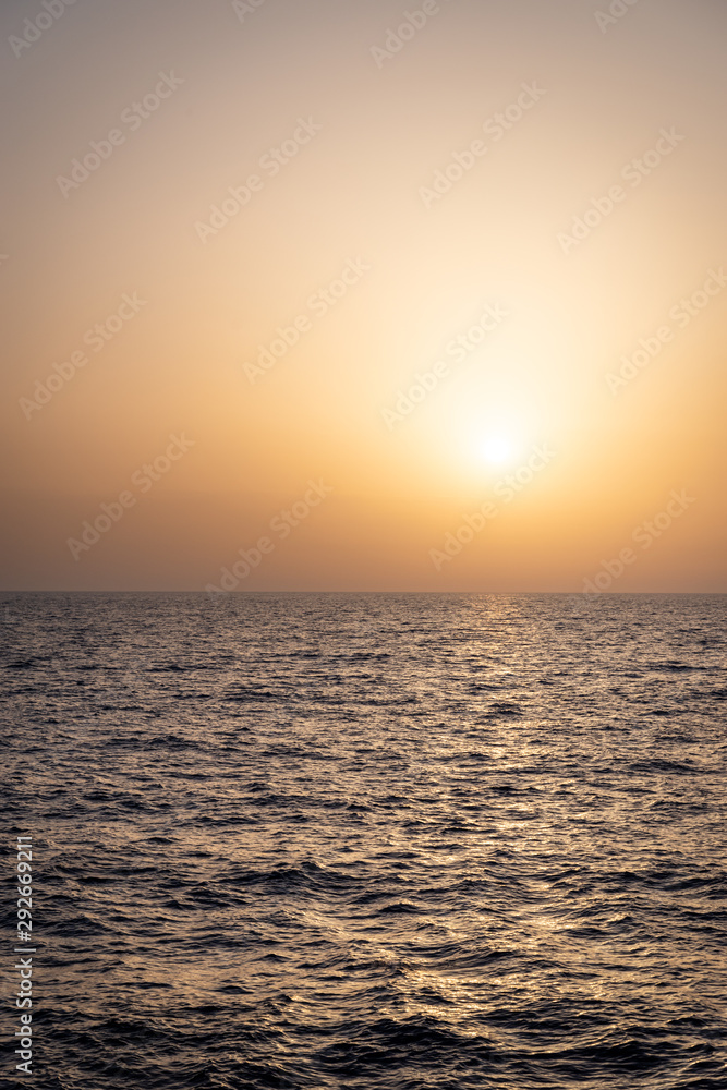 Obraz premium Sunset over sea