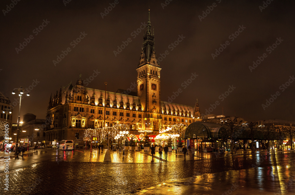 Weihnachtsmarkt Hamburger Rathaus, Adventsmarkt Weihnachten Beleuchtung im Winter, Goldene Lichter Regen