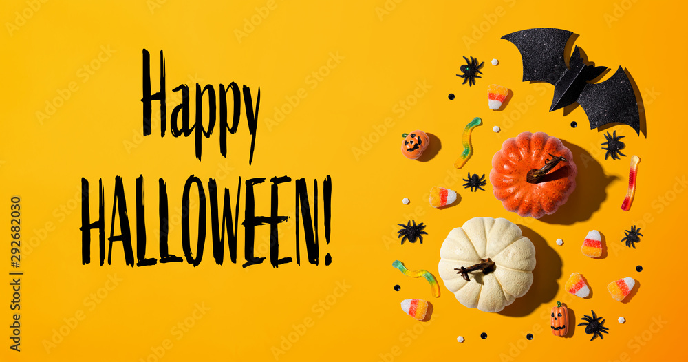 Fototapeta premium Happy Halloween wiadomość z tłem motywu Halloween - flat lay