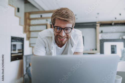 Φωτογραφία Cheerful man making a video call to his friend