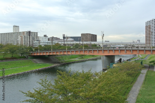 郊外にある川と橋