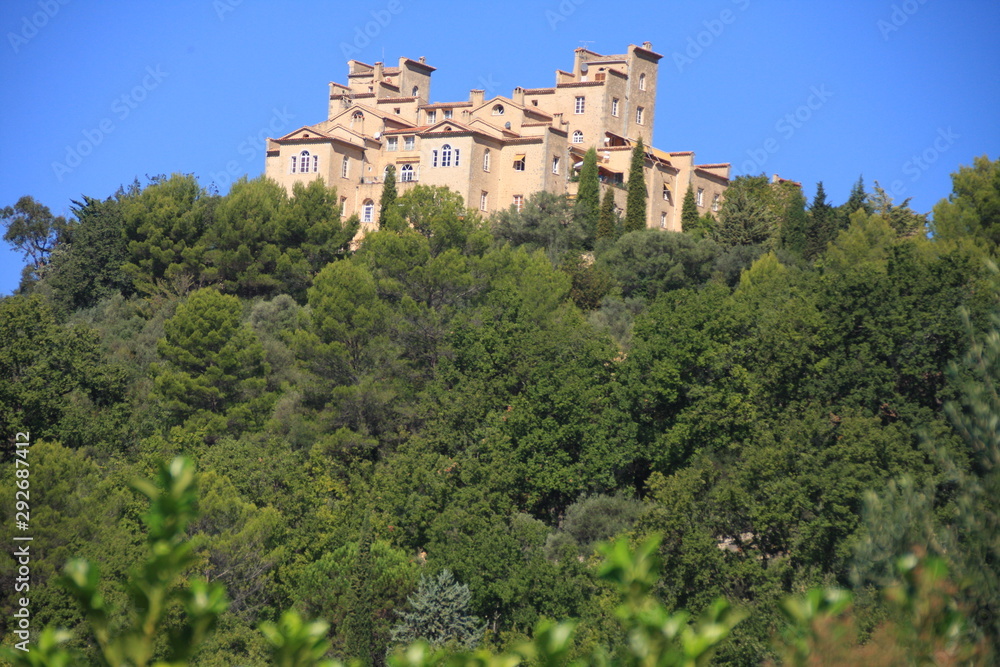 le château de Tourrettes sur sa colline