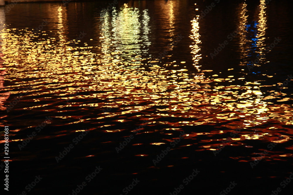 Reflet de la ville de Lyon dans le Rhône Reflet de la ville de Lyon dans le Rhône