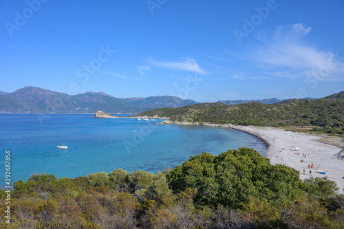 Korsika Landschaft mit Meer und Bergen