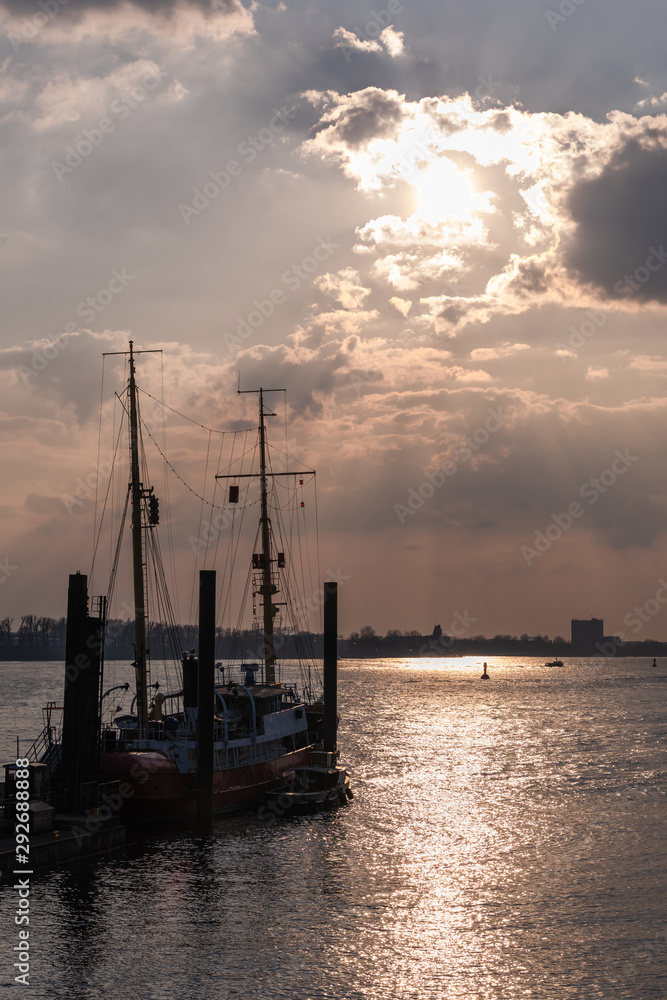 Romantischer Sonnenuntergang an der Elbe im schönen Hamburg