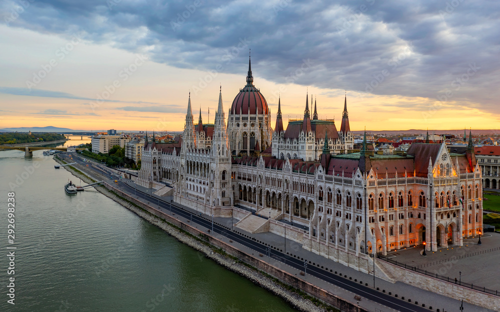 Amazing photos from hungarian Parliament building with beautiful morning lihgts. 