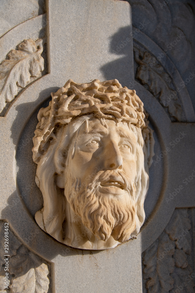 Jesus Kopf auf einer Grabplatte in Spanien