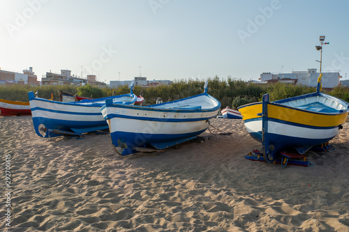 Fototapeta Naklejka Na Ścianę i Meble -  Fischerboote liegen am Strand