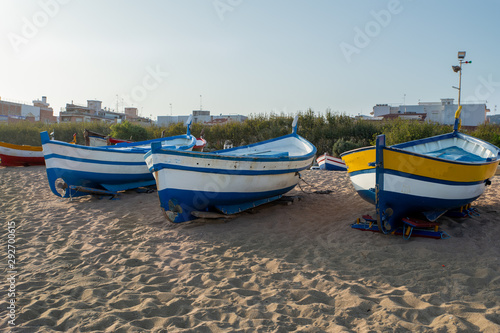 Fischerboote liegen am Strand