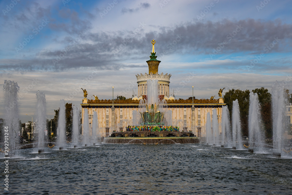 Fountain Stone flower - the legendary Moscow fountain
