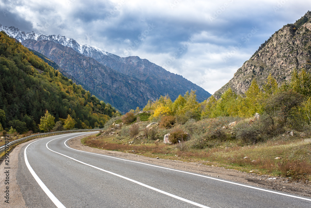 Naklejka premium road in mountains