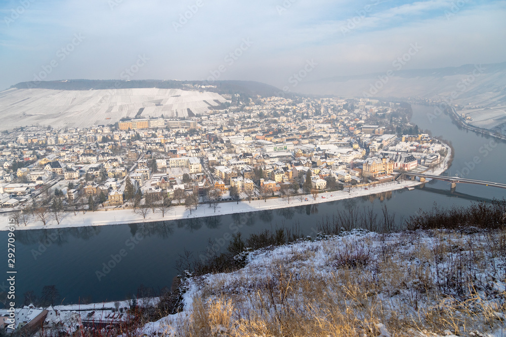 Blick auf das Moseltal und Bernkastel-Kues im Winter mit Schnee