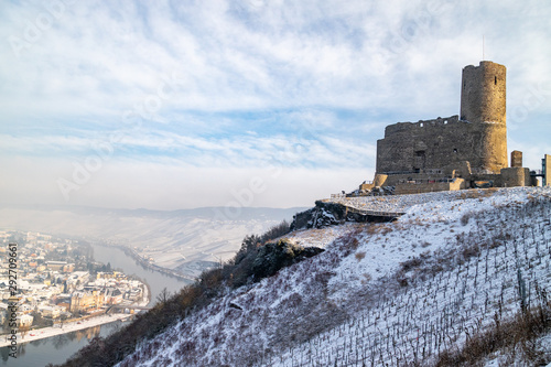 Winterlandschaft um die Burg Landshut in Bernkastel-Kues an der Mosel