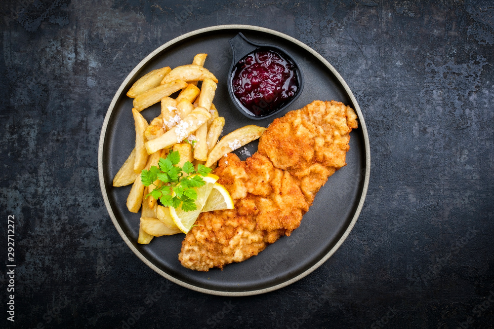 Frittiertes Wiener Schnitzel vom Kalb von der Oberschale mit Pommes ...
