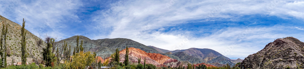 Naklejka premium panorama de Purmamarca, en los Andes de Argentina