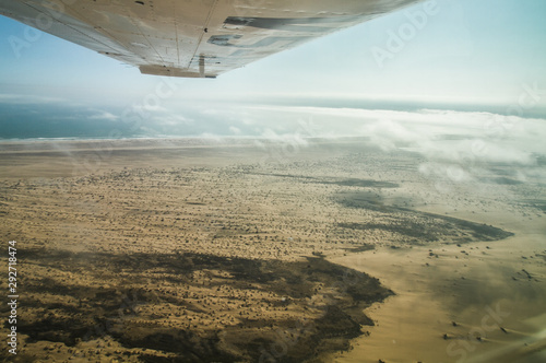 Luftaufnahme der Wüste Namib mit ihren Sanddünen an der Skelettküste bei Swakopmund, Namibia