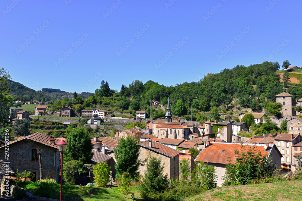 Olliergues (63880) au coeur d'une nature verdoyante, département du Puy-de-Dôme en région Auvergne-Rhône-Alpes, France