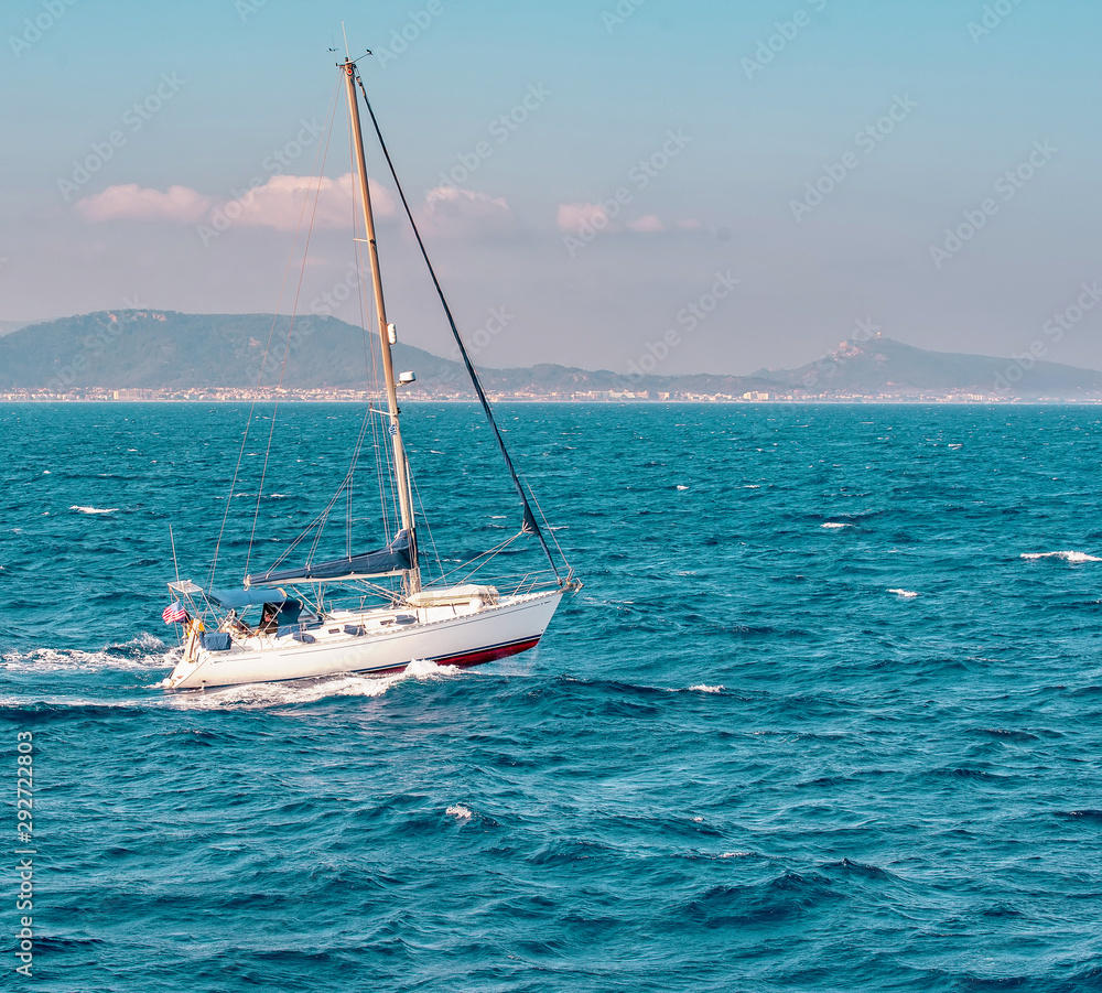 Naklejka premium Seascape with sailboat the background of the blue sky.