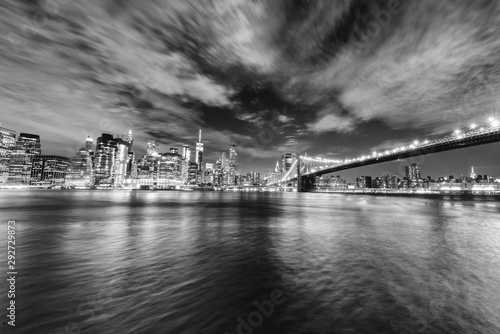 Fototapeta Naklejka Na Ścianę i Meble -  Manhattan skyline and Brooklyn Bridge by night