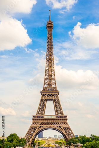 Der Eiffelturm in Paris an einem wunderschönen Tag im Sommer