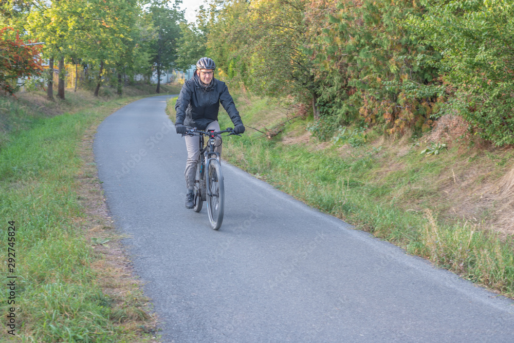 Naklejka premium Radfahrer auf Radweg