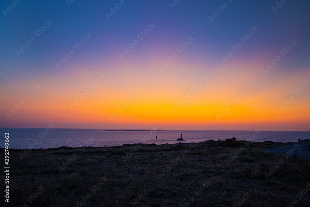 Glühender Himmel nach Sonnenuntergang am Pointe du Raz