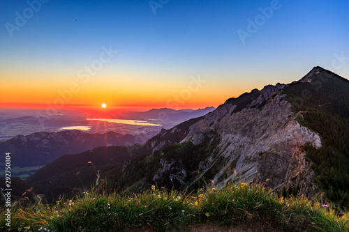 Sonnenaufgang auf der Bad Kissinger Hütte und Blick Richtung Füssen und Foggensee