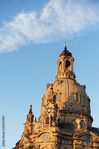 Dresden - Blick von unten auf die Kuppel der Frauenkirche im Abendlicht, Schleierwolke über dem Kuppelturm, Glockenturm im Vordergrund, Detailansicht - Location: Deutschland, Dresden, Neumarkt