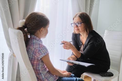 Schilderij op canvas Woman social worker talking to girl