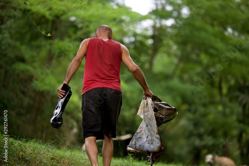 Nettoyage rivière déchets - homme sac acte éco citoyen  photo