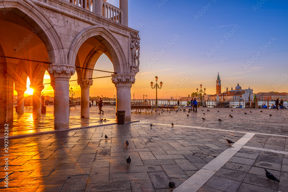 Obraz premium Wschód słońca widok na plac San Marco, Pałac Dożów (Palazzo Ducale) w Wenecji, Włochy. Architektura i punkt orientacyjny Wenecji. Wschód słońca pejzaż Wenecji.
