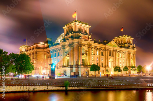 Bundestag im Berliner Reichstag bei Nacht, Deutschland
