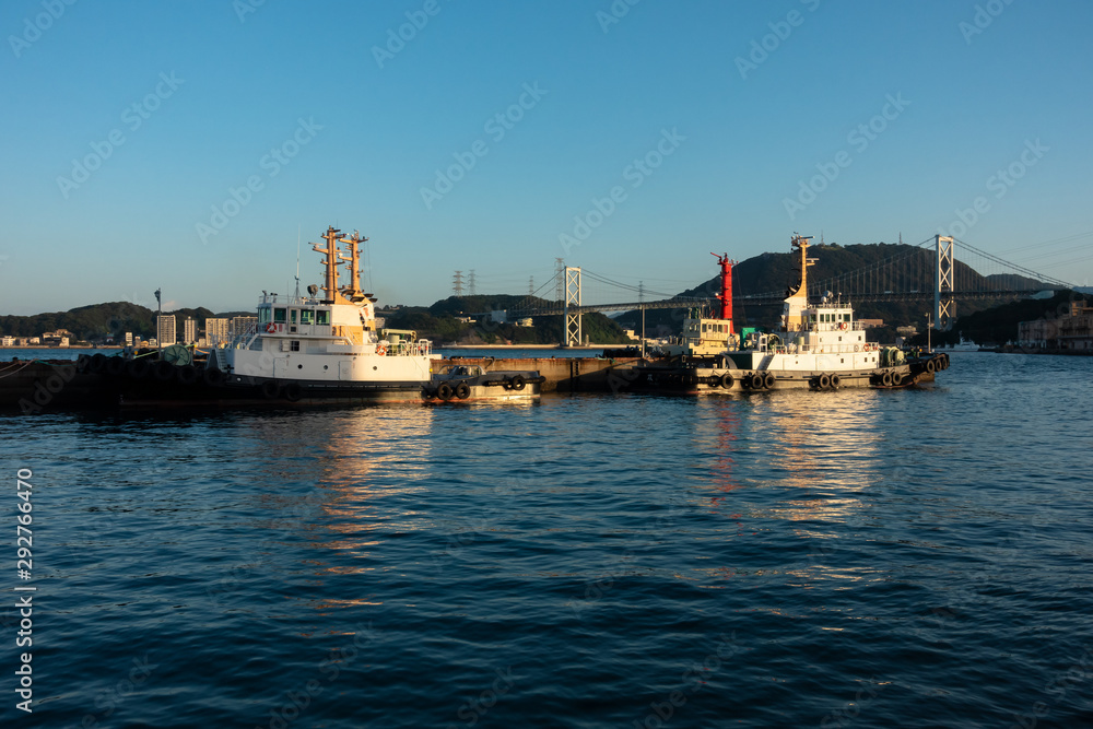 関門海峡。朝日を受けるタグボートDSC0041