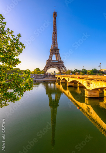 Widok wieża eifla i rzeczny wonton przy wschodem słońca w Paryż, Francja. Wieża Eiffla jest jedną z najbardziej charakterystycznych atrakcji Paryża