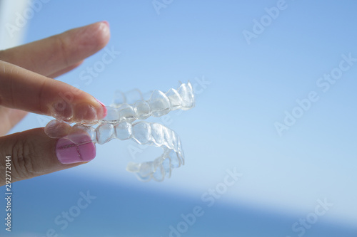 Invisible tooth retainer held by one hand