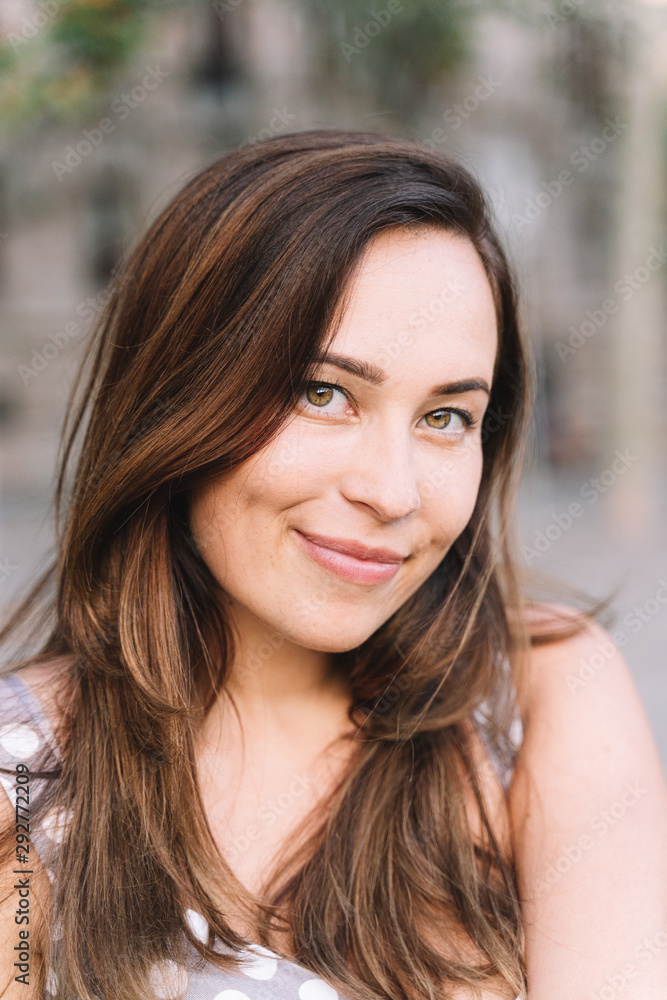 Obraz premium Portrait of pretty woman in the city