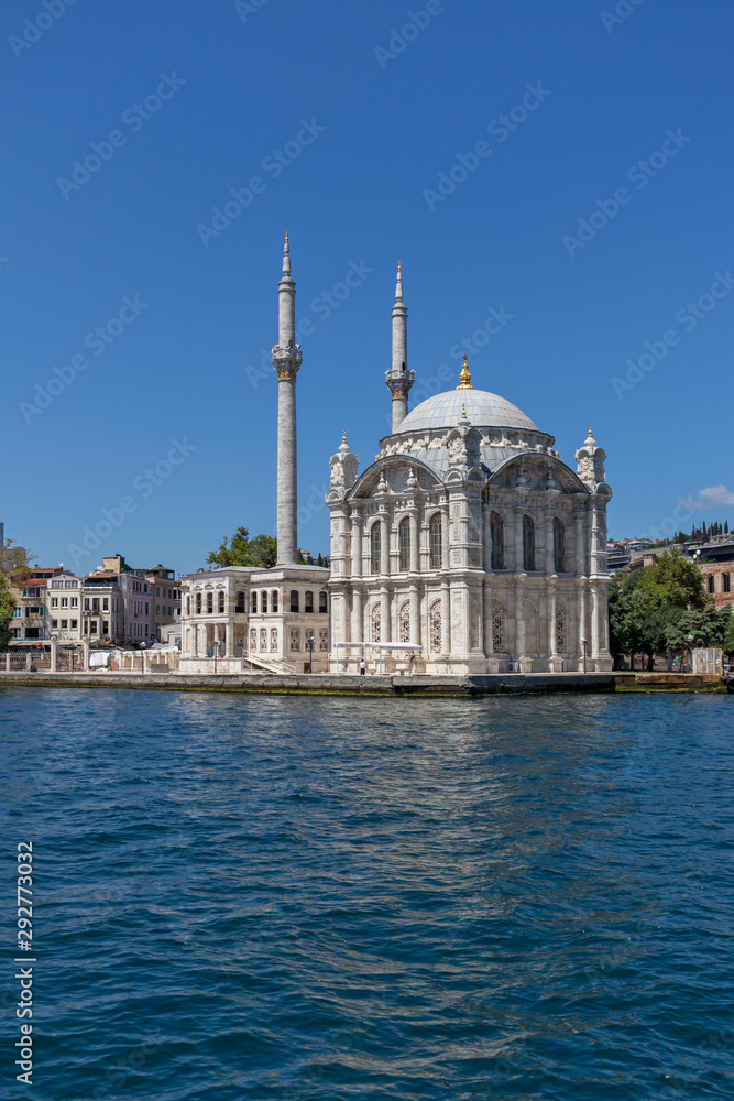 Obraz premium Buyuk Mecidiye Camii - Ortakoy Mosque in city of Istanbul