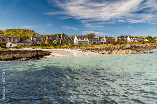 Fotografia, Obraz Houses Lining the Harbor of Iona Isle Scotland Blue Sky and Turquoise Sea