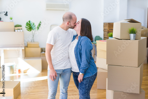 Young couple together smiling happy moving to a new house © Krakenimages.com
