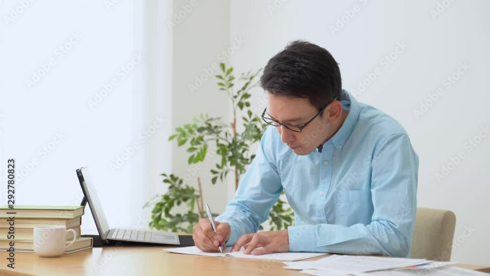 オンラインレッスンを受ける男性