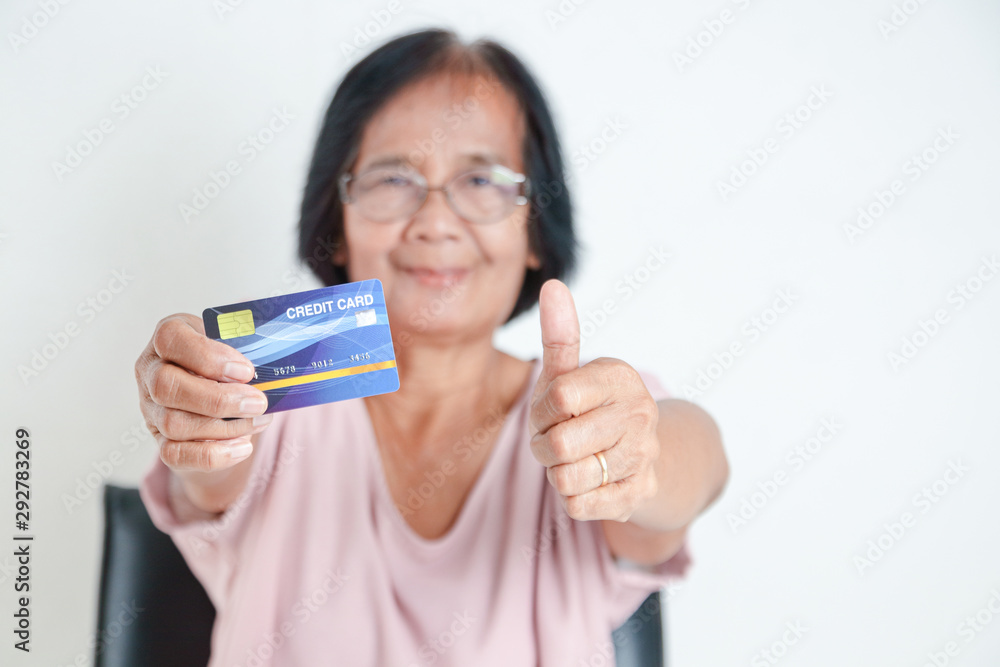Elderly Asian women who hold a simulated credit card are not real. Senior community concepts buy products online. Elderly Asian women who hold a simulated credit card are not real. Senior community concepts buy products online.