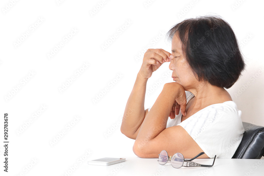 Elderly women have eye pain due to the use of mobile phones. Watch too much social media Elderly women have eye pain due to the use of mobile phones. Watch too much social media