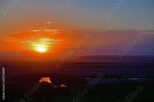 釧路湿原に沈む夕日の情景＠北海道 © Scott Mirror