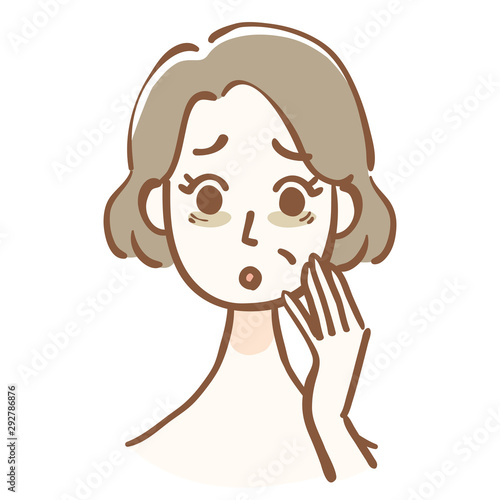 目のくまや肌のくすみに悩む中年女性