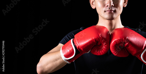 ボクシンググローブをはめる男性 © aijiro