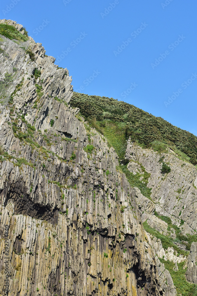青空と柱状節理の崖
