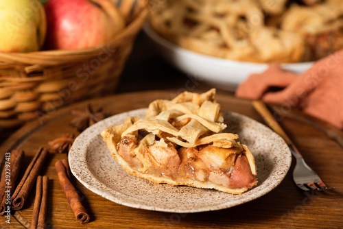 Bild auf Leinwand Slice of homemade apple pie with cinnamon