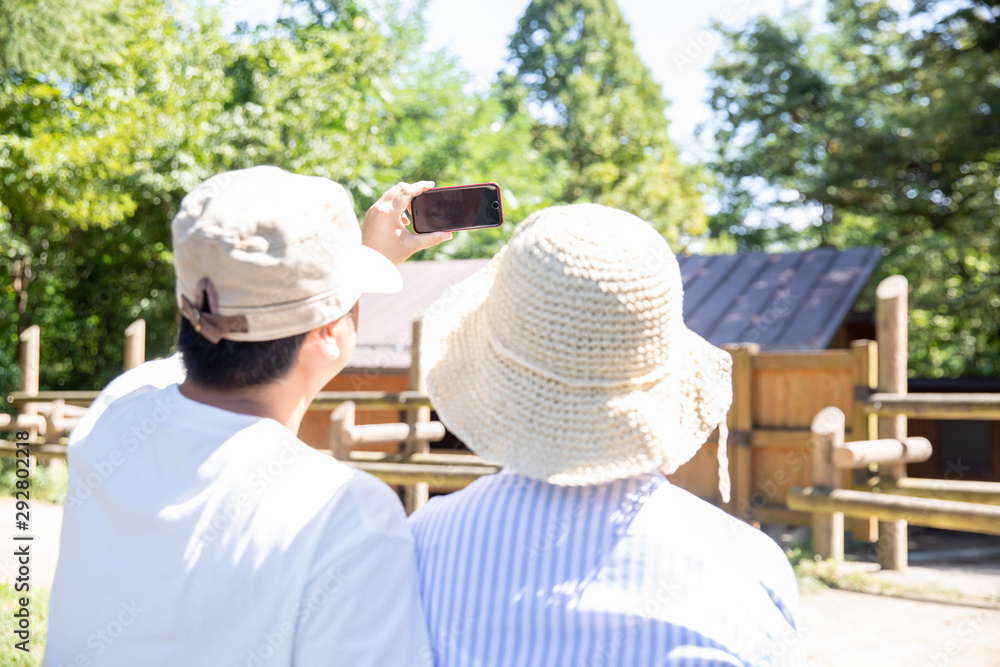 スマホで自撮りする夫婦 スマホで自撮りする夫婦